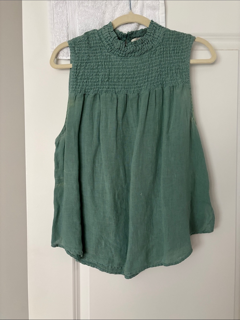 Cloth & Stone Sleeveless Smocked Neck Top in Green